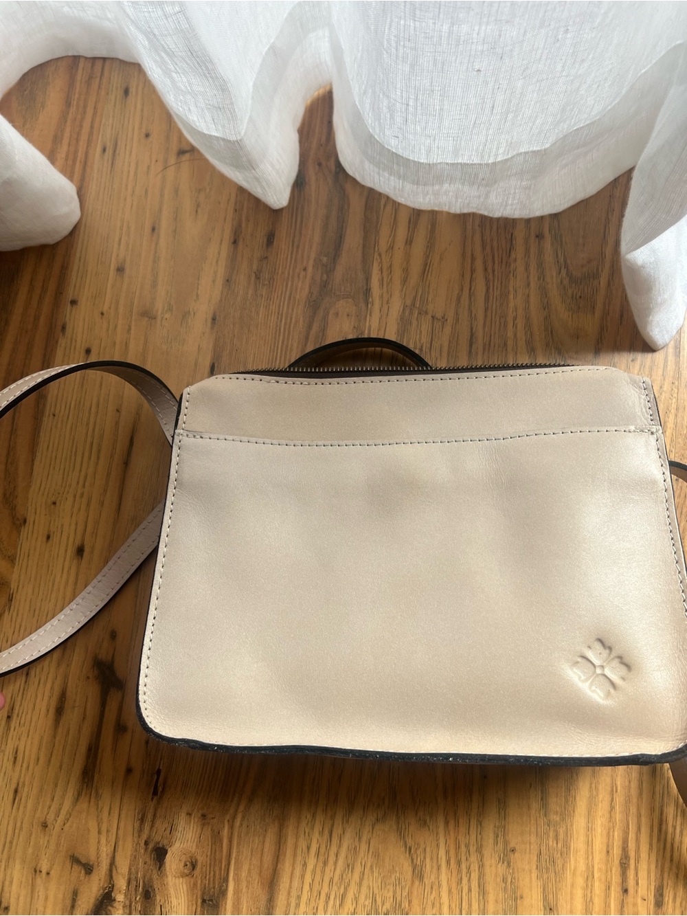 Patricia Nash cream purse - Picture 2 of 2